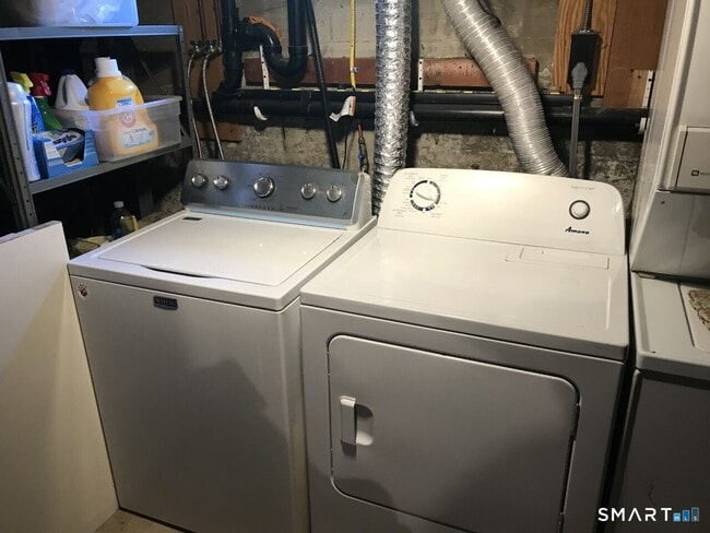 Building Photo - 720 Knapps Hwy