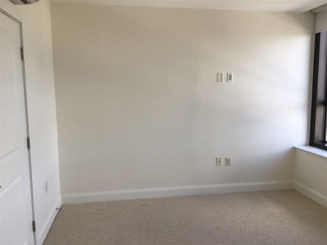 Building Photo - 875 Elm St