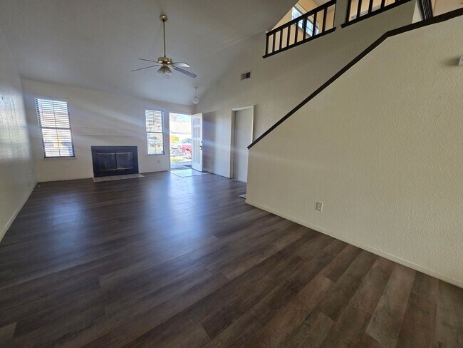 Building Photo - 2004-2004 E Chelsea Ct