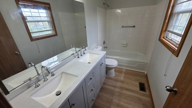 Building Photo - 2343 Glenmoor Dr