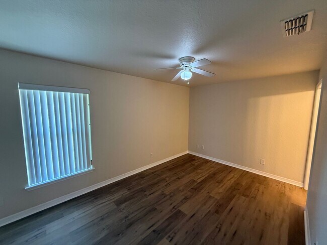 Building Photo - 2 Bedroom/2 1/2 Bathroom End Unit Apartment