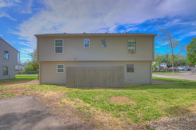 Building Photo - Remodeled 2BR Townhome in Spring Hill