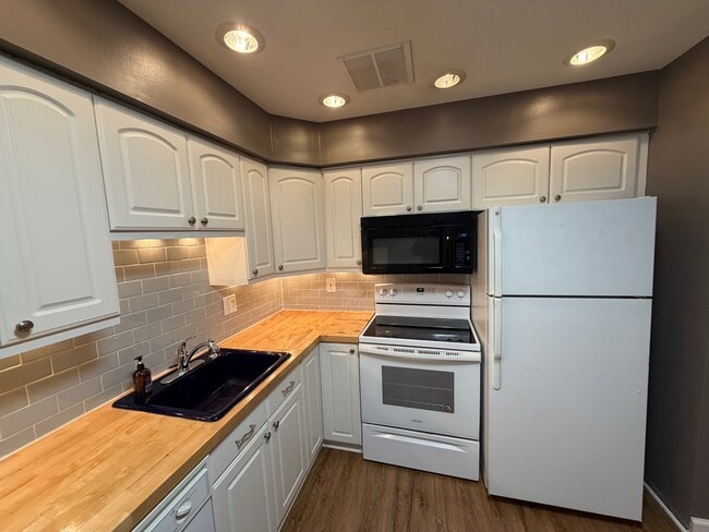 Building Photo - 4000 Gypsy Ln