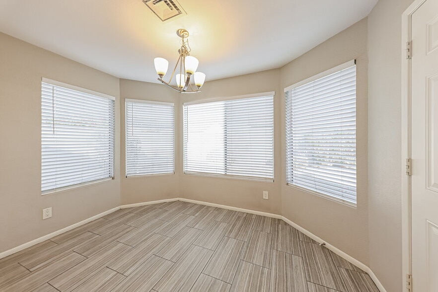 Building Photo - 8014 W Aster Dr