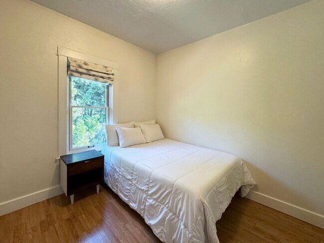 Building Photo - 346 N Grand St