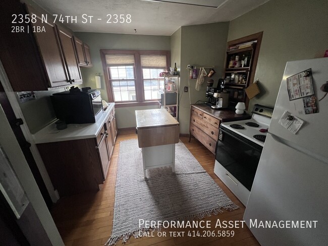 Building Photo - Charming 2BD/1BA Wauwatosa Upper Unit