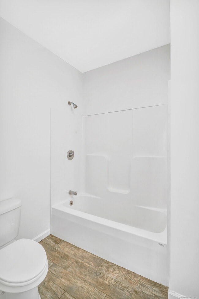 Building Photo - 1004 Broad St