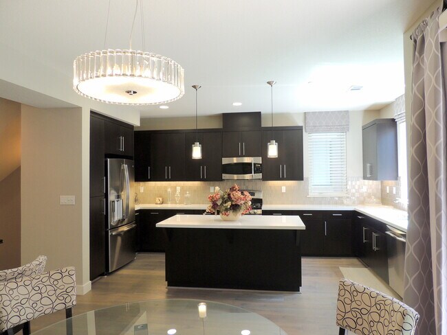 Building Photo - Hurry! RARE VACANCY! 3 BR Model home with ...