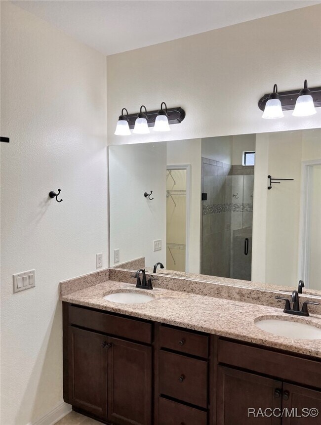 Building Photo - 2395 N Brentwood Cir