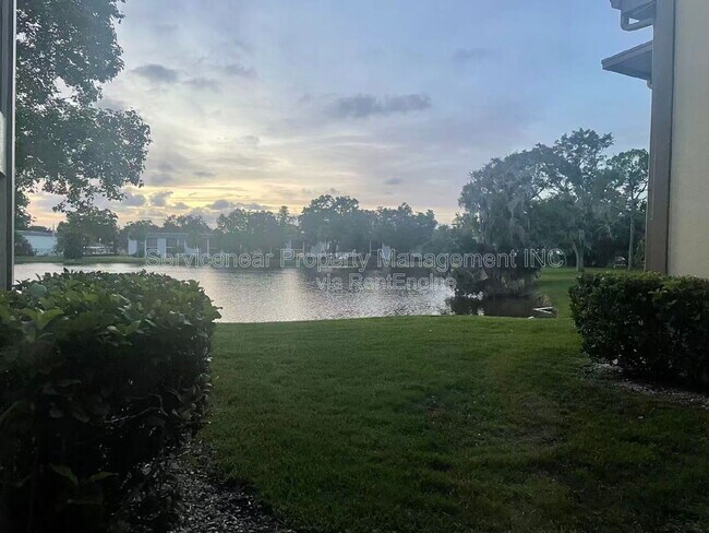 Building Photo - 217 Woodlake Wynde