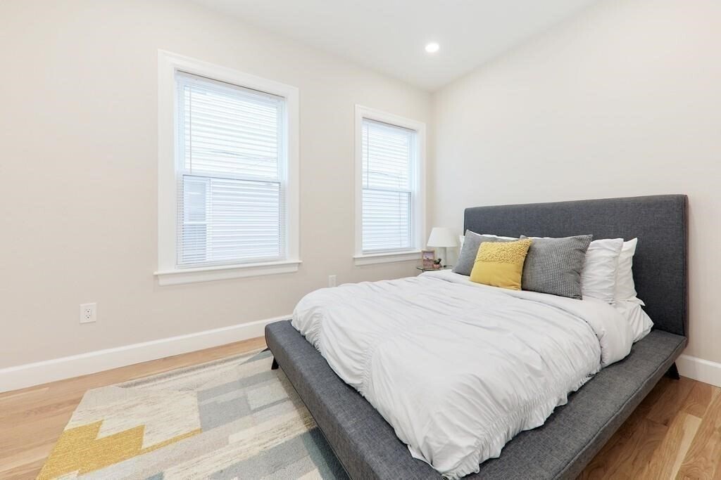 Building Photo - 37 Chelsea St