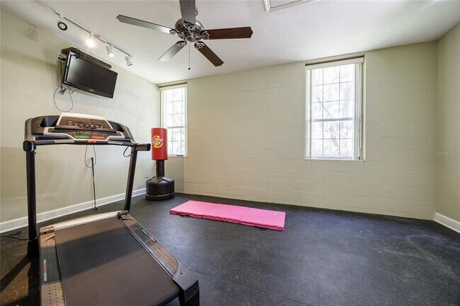 Building Photo - 7513 SW 35th Way