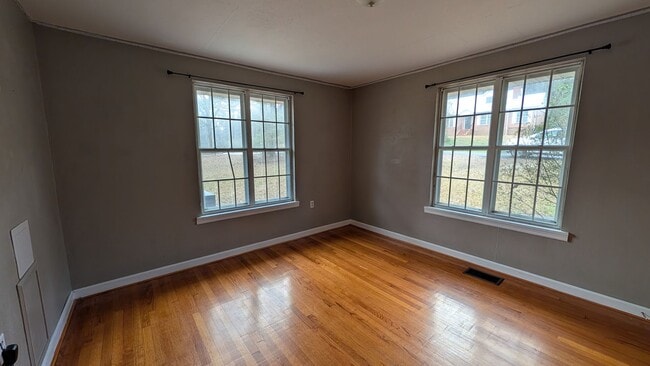 Building Photo - Cute 2BR House with Large Kitchen, Lots of Natural Light