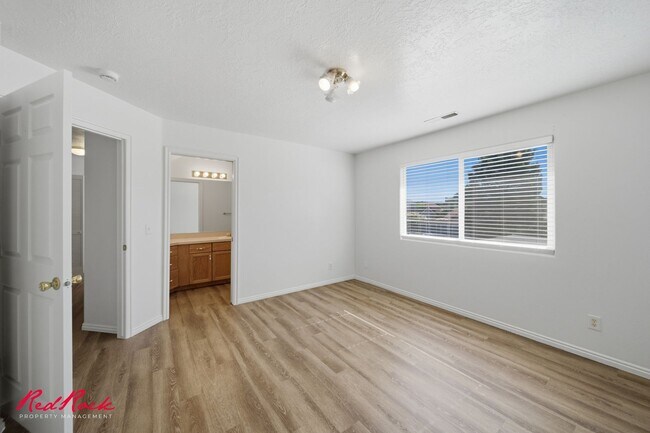 Building Photo - Newly Updated and Move-In Ready 3 bedroom Townhome!