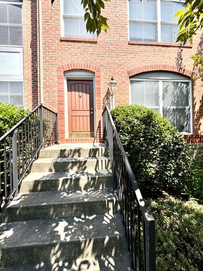 Building Photo - 2062 Clipper Park Rd