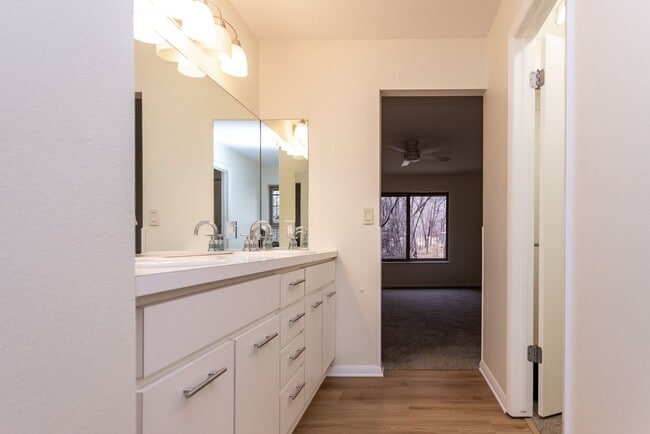 Building Photo - Spacious & Bright Broadmoor Townhome with Covered Deck!