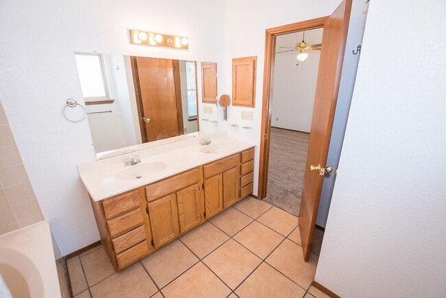 Building Photo - Contemporary home with 3 bedrooms, 2 bath, 2 car garage, A/C, Fenced Yard