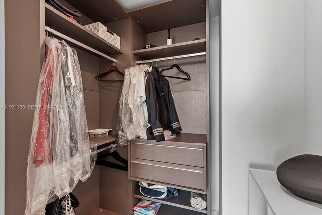 Building Photo - 460 NE 28th St