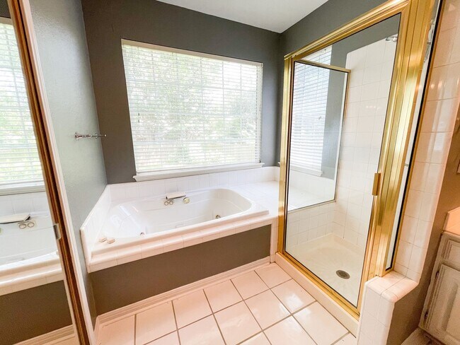 Building Photo - Beautiful 4 Bedroom 2.5 Bathroom Home in L...