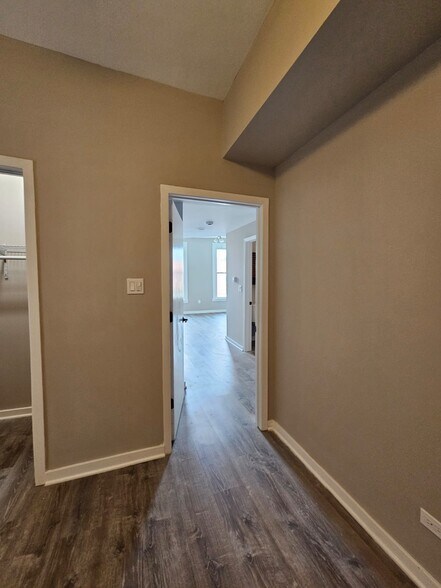 Building Photo - 909 S Bell Ave