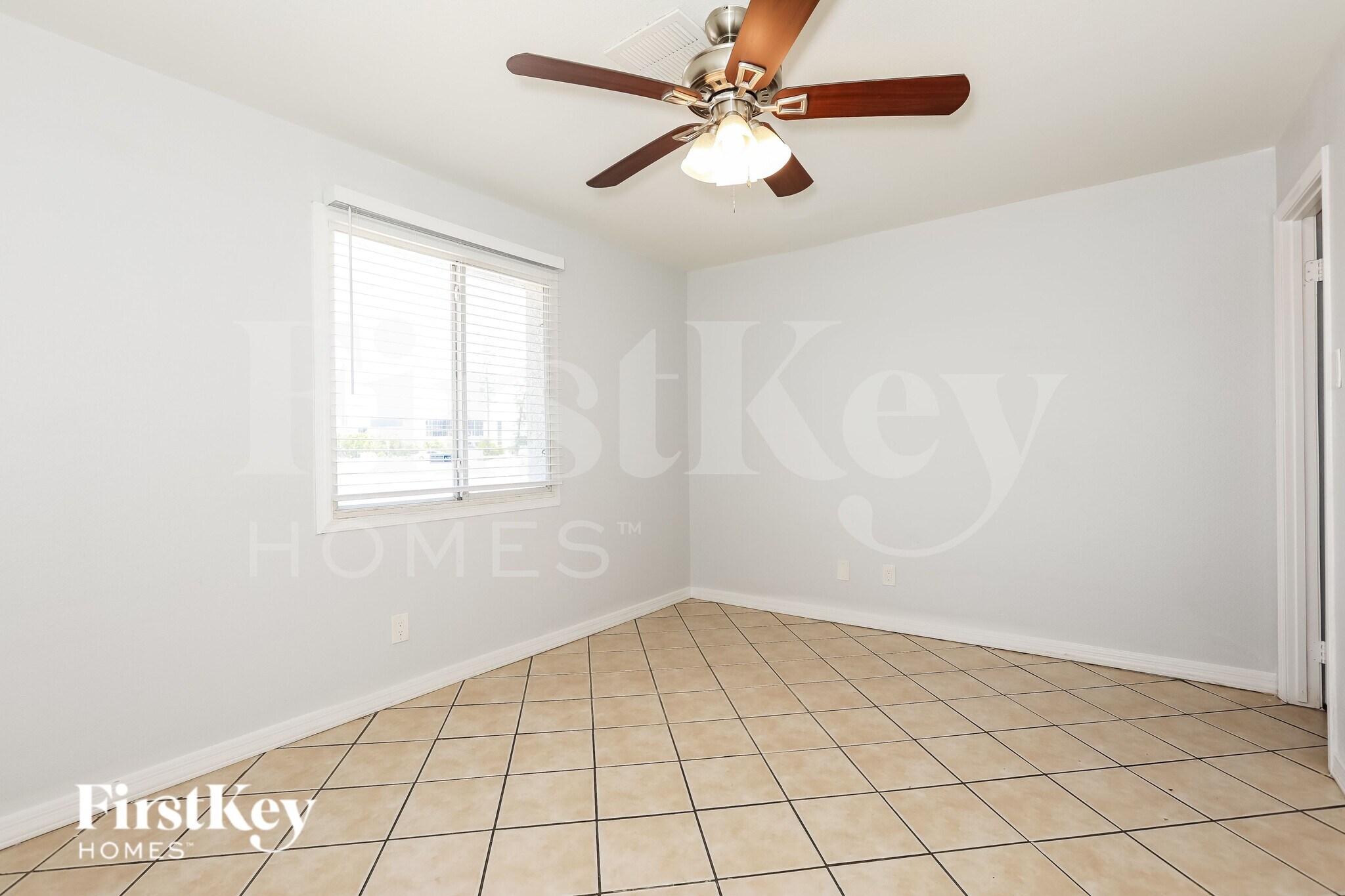 Building Photo - 4739 E Sunland Ave