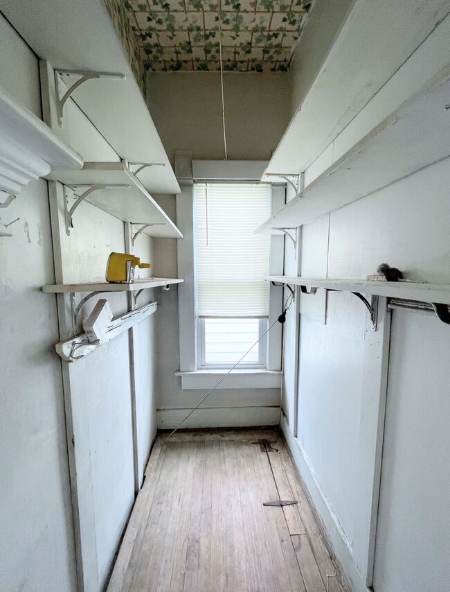 Building Photo - Spacious 2 bedroom with garage