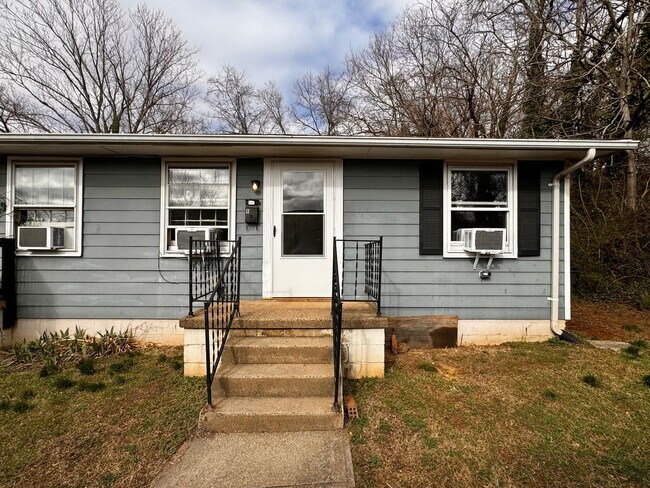 Building Photo - 1502 6th St SE