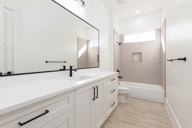 Building Photo - 6 bed / 4 bath / 3 car garage custom home in Pecan Valley