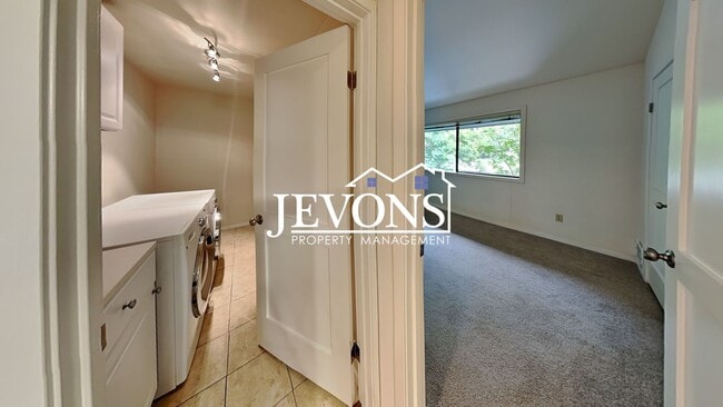 Building Photo - Top-floor 2-level condo with brand-new kitchen and ensuite bath – Utilities and internet included...