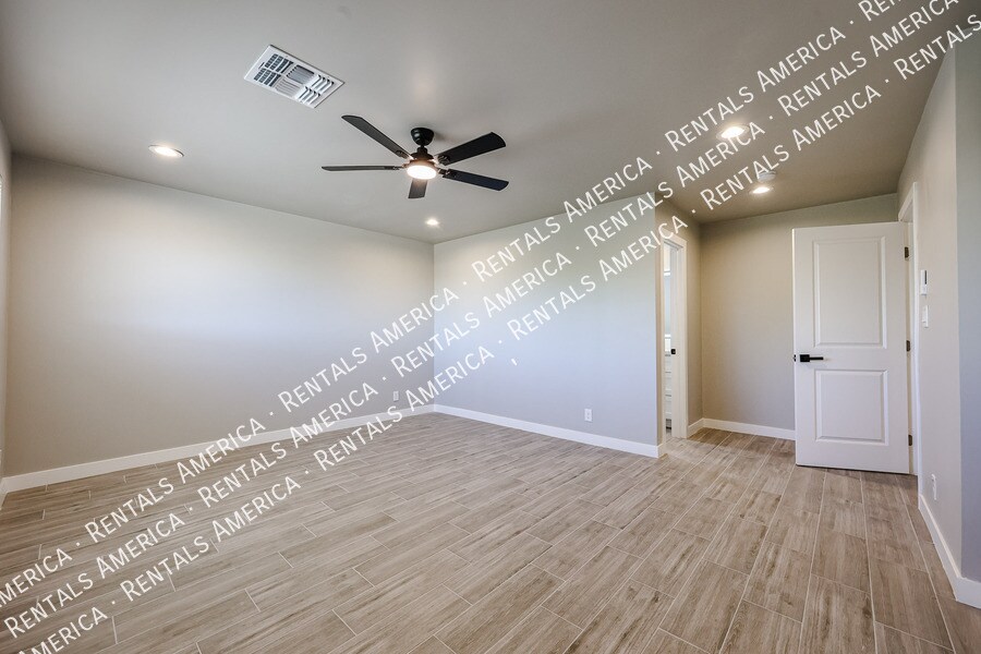 Building Photo - 1704 E Pickrell Dr