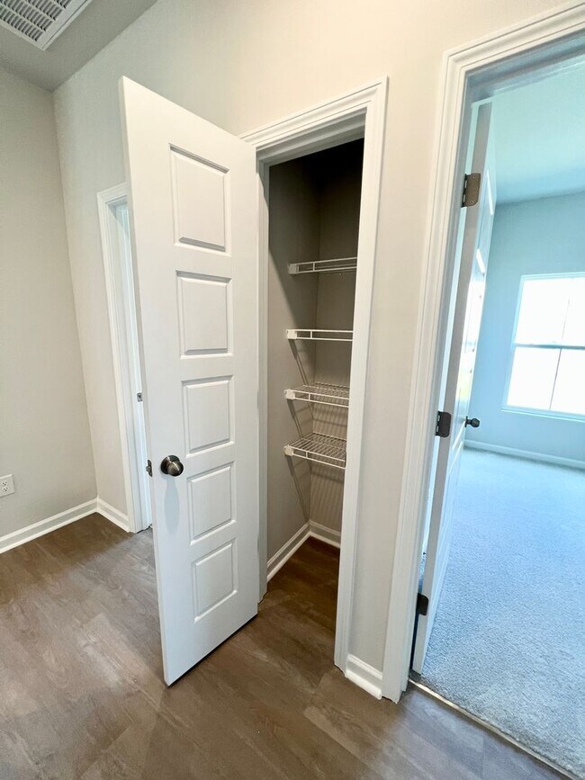 Building Photo - FOUR Bedrooms! SUPREME location! Move in ready!