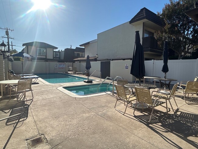 Building Photo - Spacious 2-bedroom with bonus room townhom...