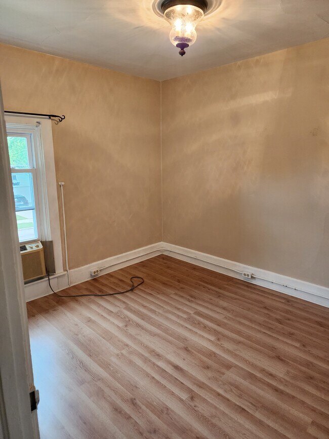 Main Bedroom - 403 Cornelia St