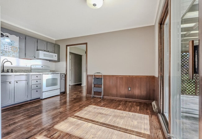 Building Photo - 2212 Rose Dr