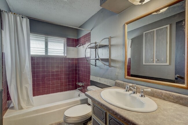 Building Photo - 3 bed, 1.5 bath Home in Yukon, OK