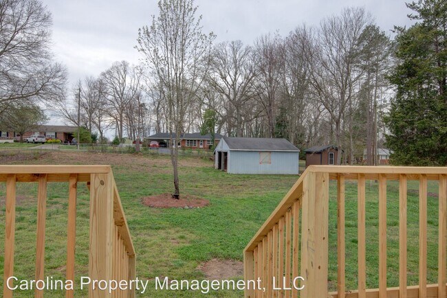 Building Photo - 3 br, 1.5 bath House - 2535 Hickory Grove Rd