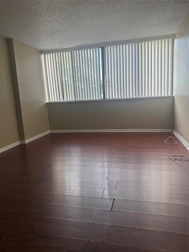 Building Photo - 4222 Inverrary Blvd