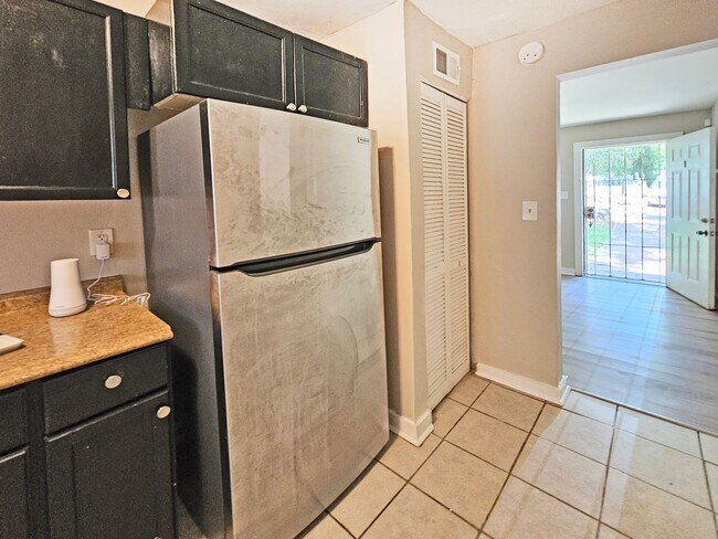Building Photo - 2/1 Duplex Near Hank Aaron Dr - Housing Vo...