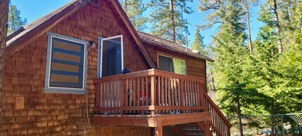 Building Photo - $1500 Cute 1 bedroom 1 bath unit above garage on quiet street