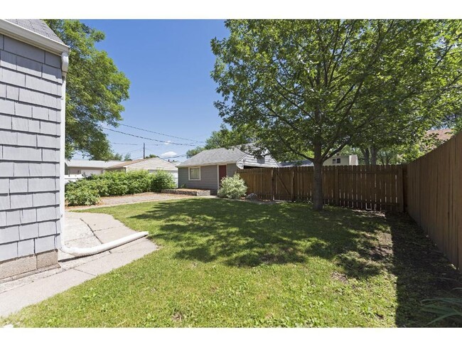 Building Photo - Charming Bungalow Available - Walk To Sout...