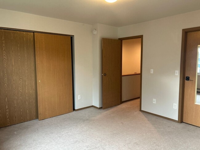 Building Photo - Century 21 Gold Rush - 2 bed, 1.5 bath (Fa...
