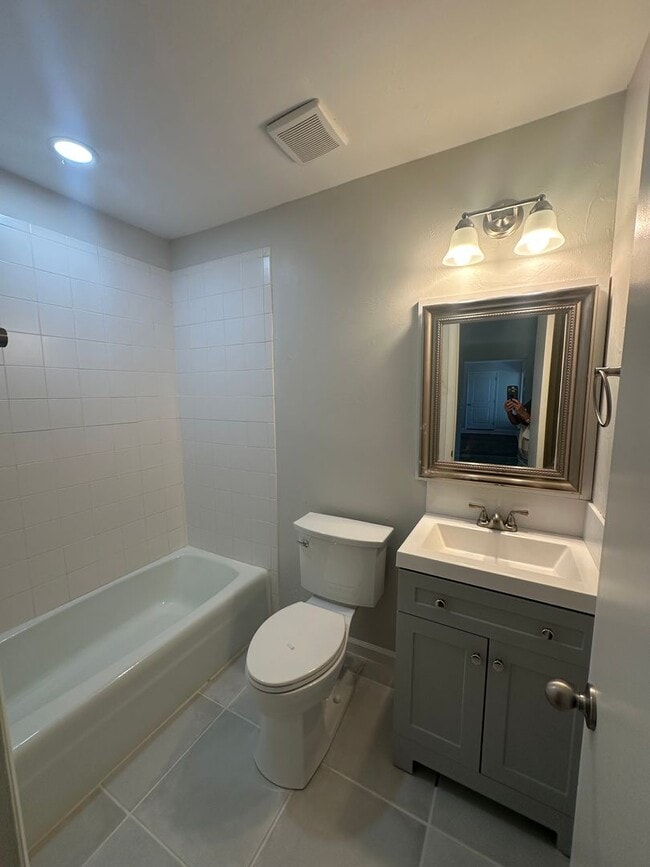 Building Photo - Newly remodeled 4/2 in the Eastgate Commun...