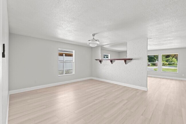 Building Photo - 534 E Del Monte Ave