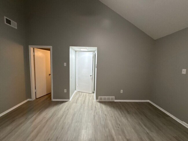 Building Photo - Newly Refreshed 3 bedroom 2 bath duplex