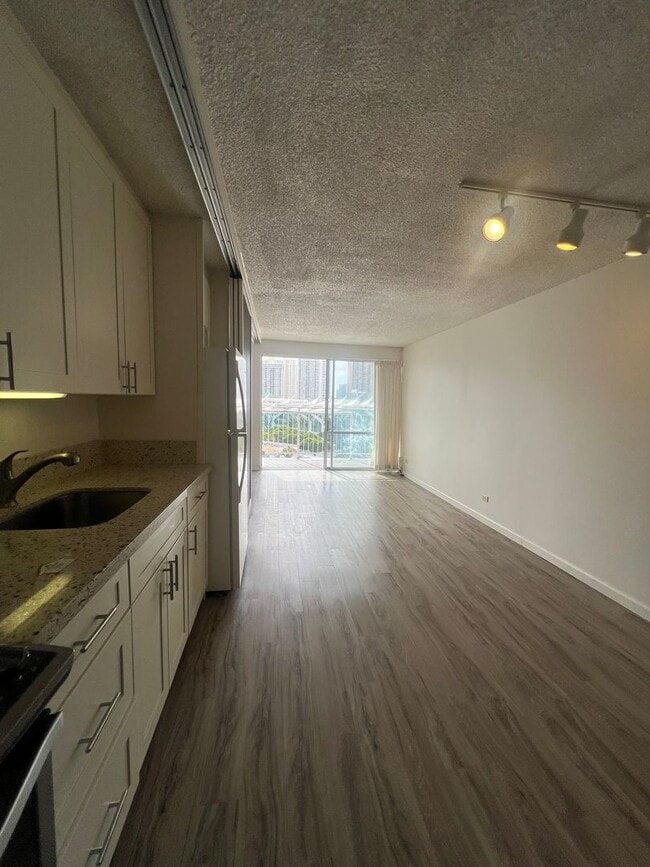 Building Photo - 1 Bedroom Kapiolani Manor by Ala Moana with Parking, Pool