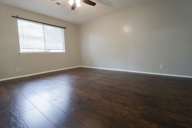 Building Photo - Recently renovated 2 Bedroom!