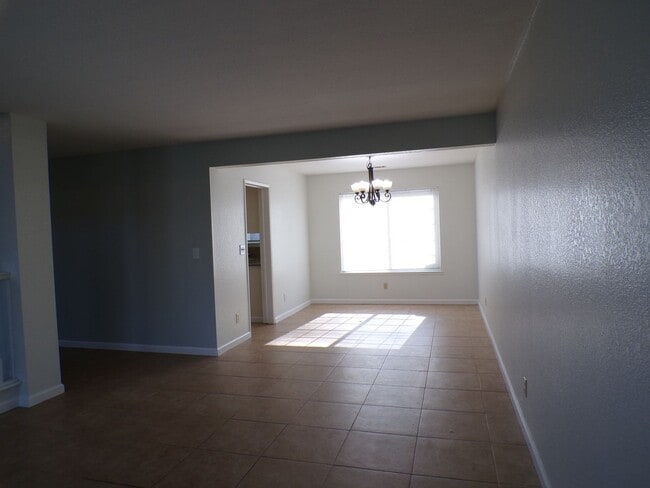 Building Photo - North Modesto Near Mall & Freeway