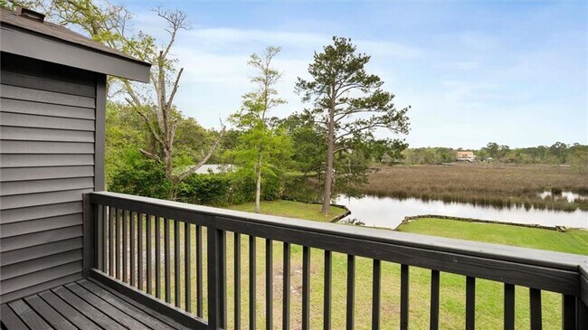 Building Photo - Renovated Waterfront Home