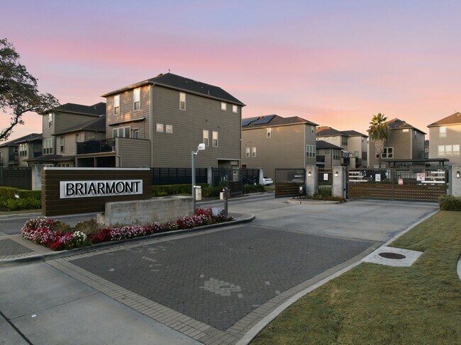 Building Photo - 8663 Cedardale Park Dr