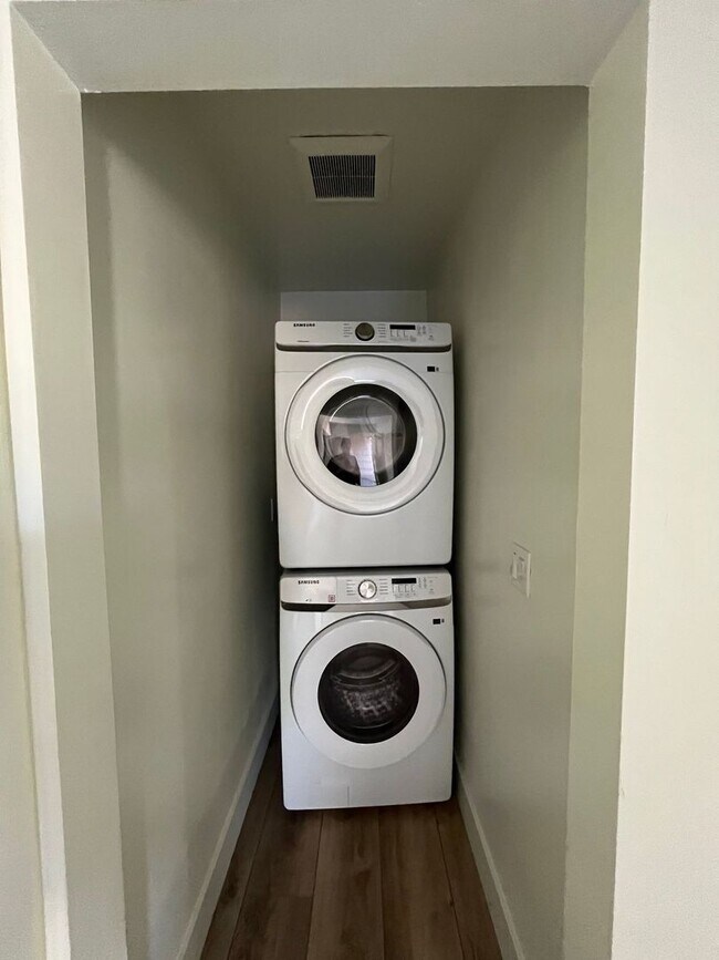 Building Photo - Remodeled in 2025!! Modern Big 7 Bedroom H...